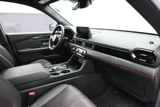 Used 2025 Honda Pilot Black Edition image 32