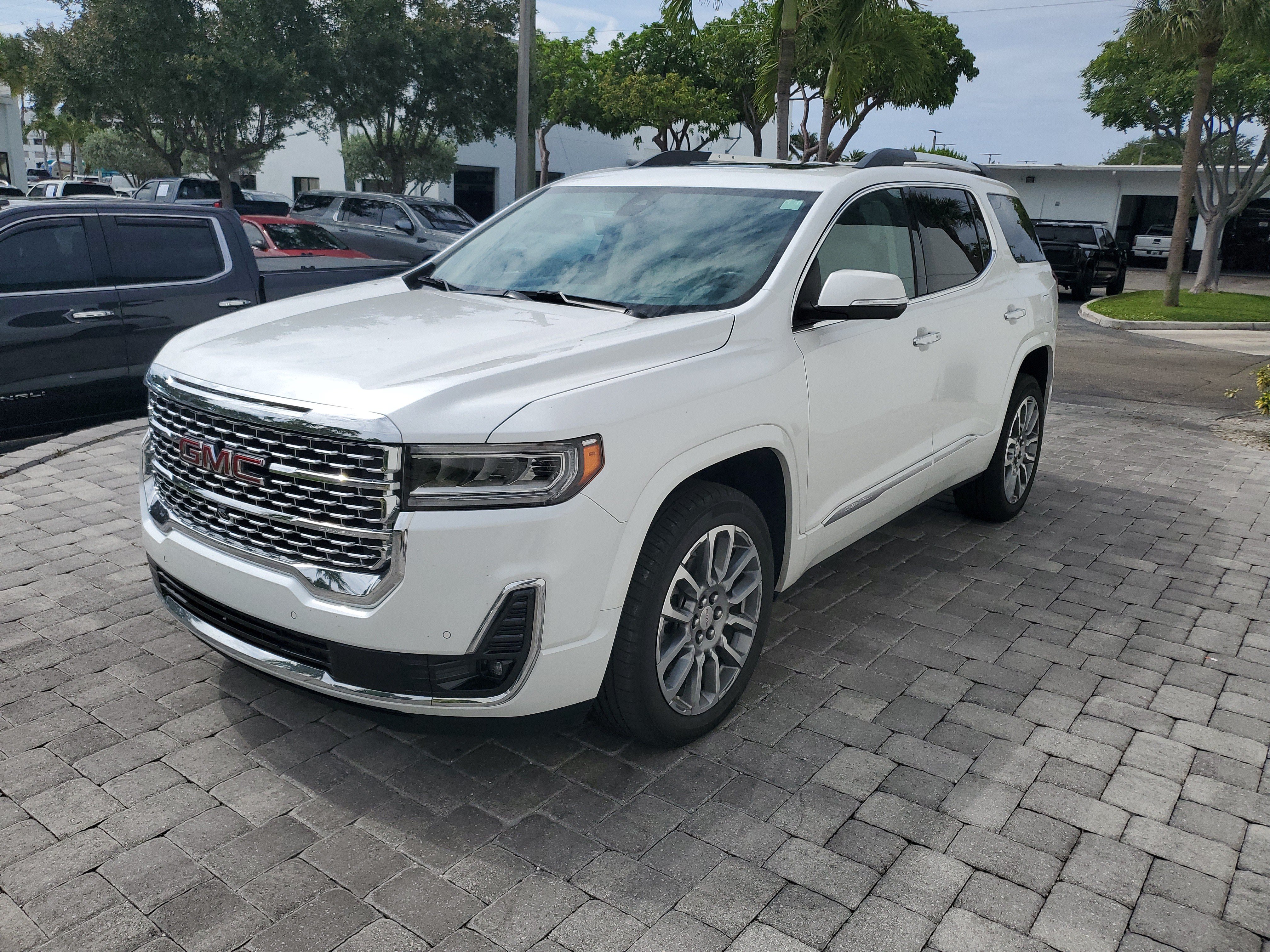Used 2023 GMC Acadia Denali w/ Denali Ultimate Package FWD image 3