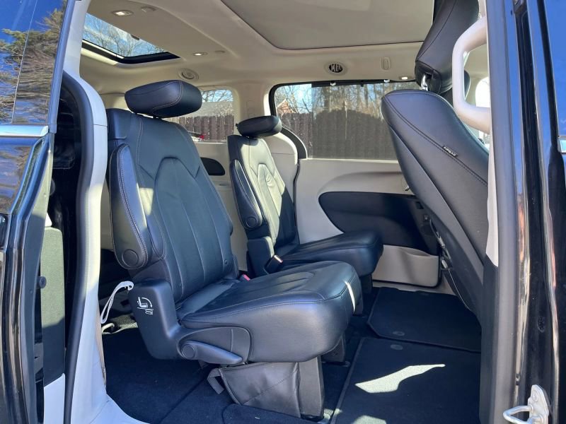 Used 2018 Chrysler Pacifica Touring-L Plus w/ Advanced Safetytec Group image 12