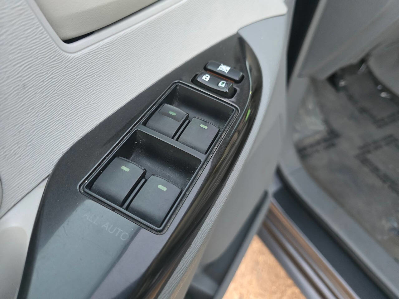 Used 2012 Toyota Sienna LE FWD image 12