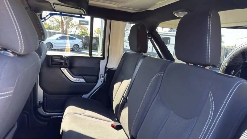 Used 2018 Jeep Wrangler Unlimited Sahara w/ Connectivity Group image 11