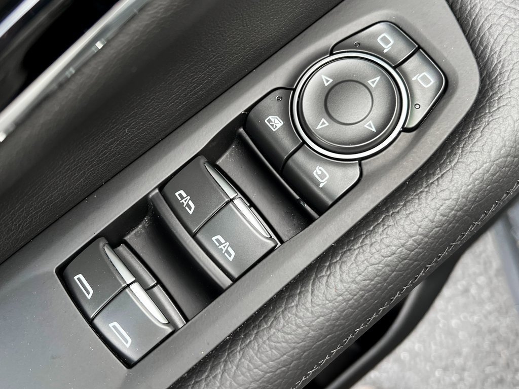 Used 2025 GMC Yukon Denali image 32