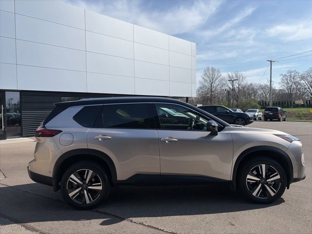 Used 2025 Nissan Rogue SL w/ Tech Package image 2