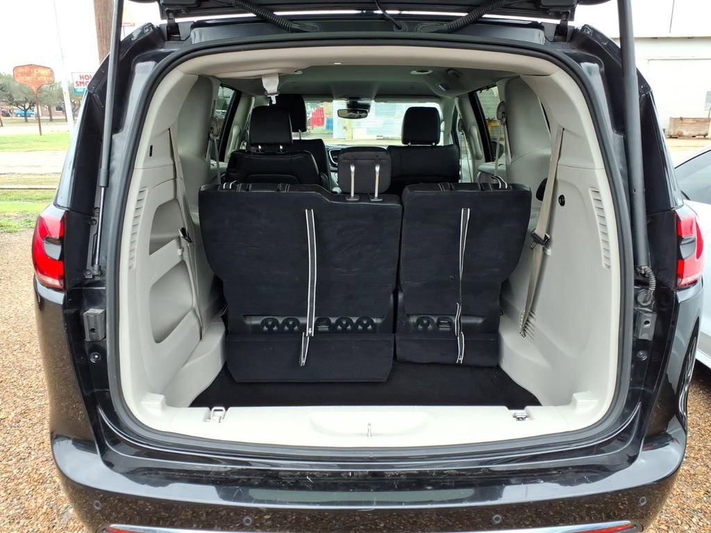 Used 2023 Chrysler Pacifica Touring-L image 15