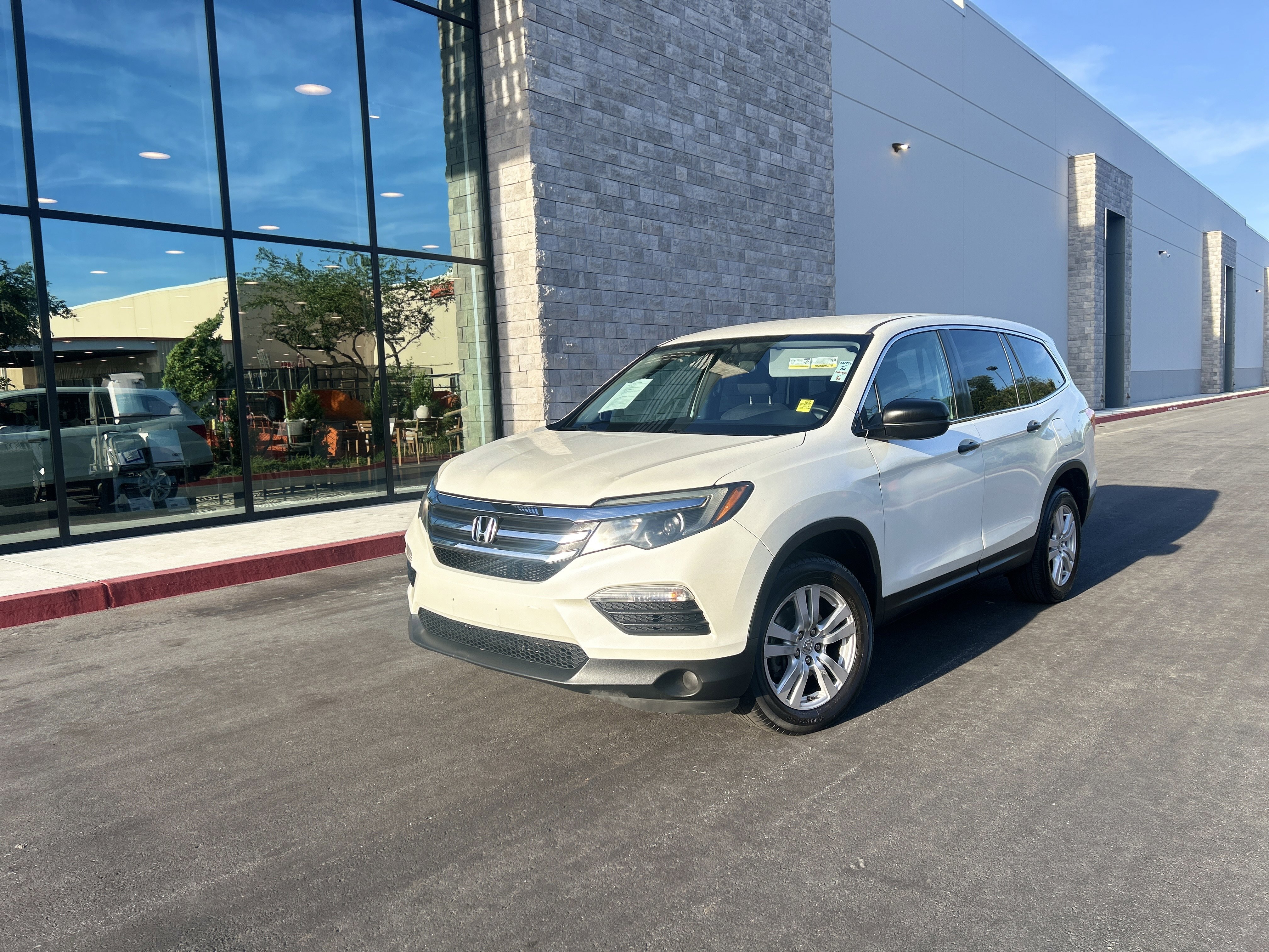 Used 2018 Honda Pilot LX image 1