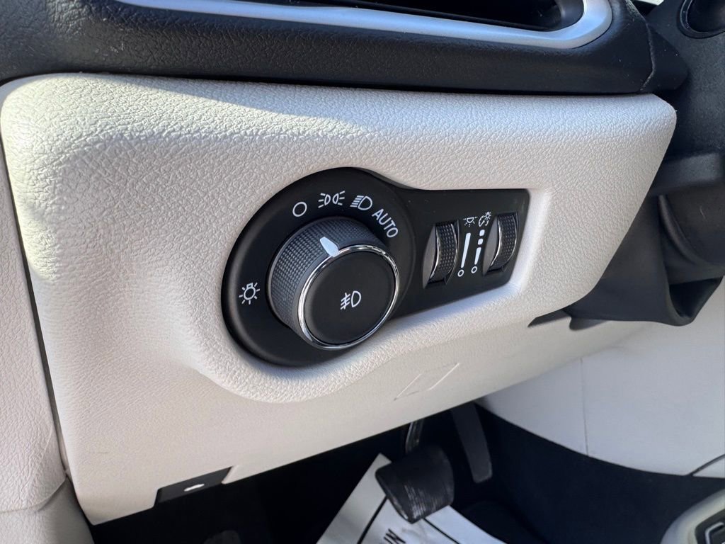 Used 2024 Chrysler Pacifica Touring-L image 12