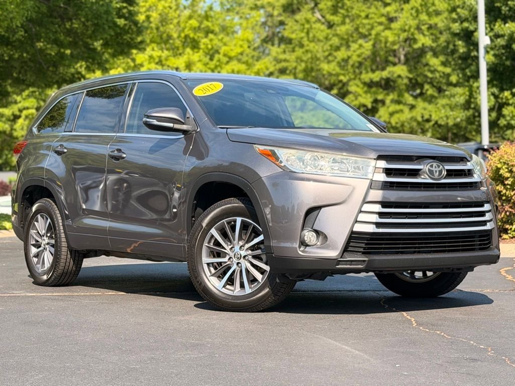 Used 2017 Toyota Highlander XLE FWD image 2