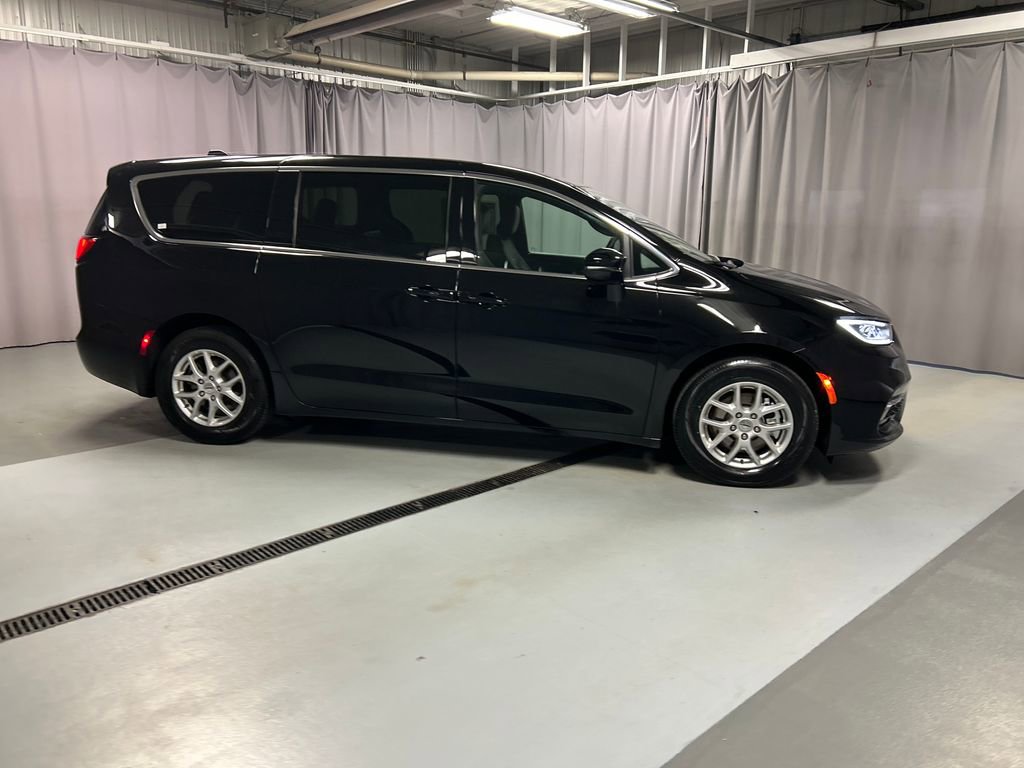 Used 2025 Chrysler Pacifica Select FWD image 8