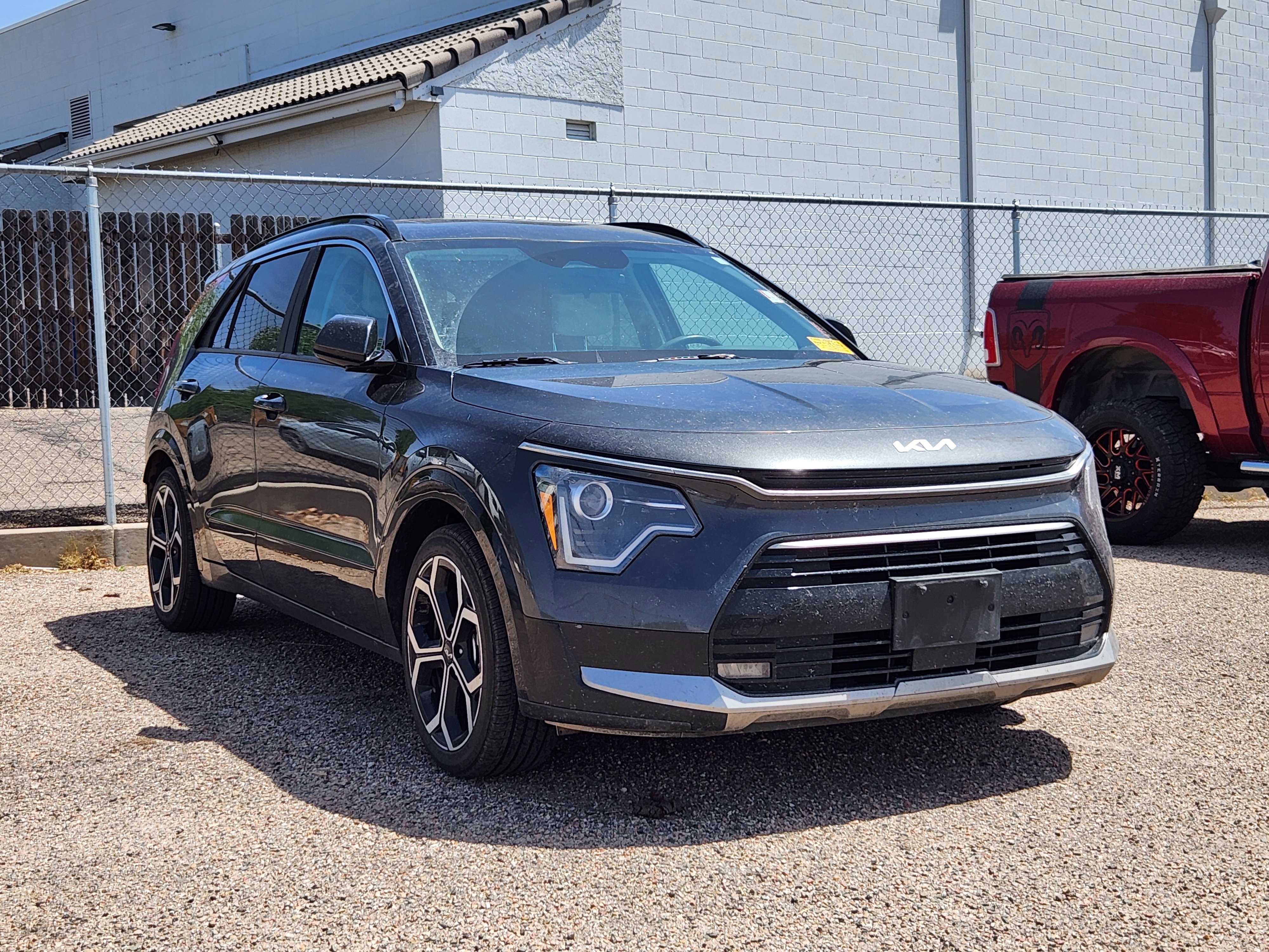 Used 2024 Kia Niro EX Touring image 3