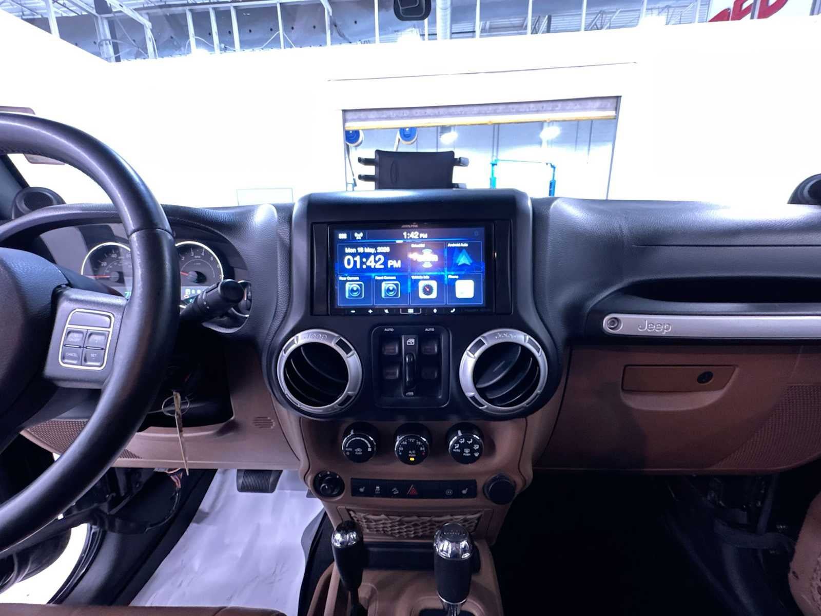 Used 2012 Jeep Wrangler Unlimited Rubicon w/ Connectivity Group AWD/4WD image 23