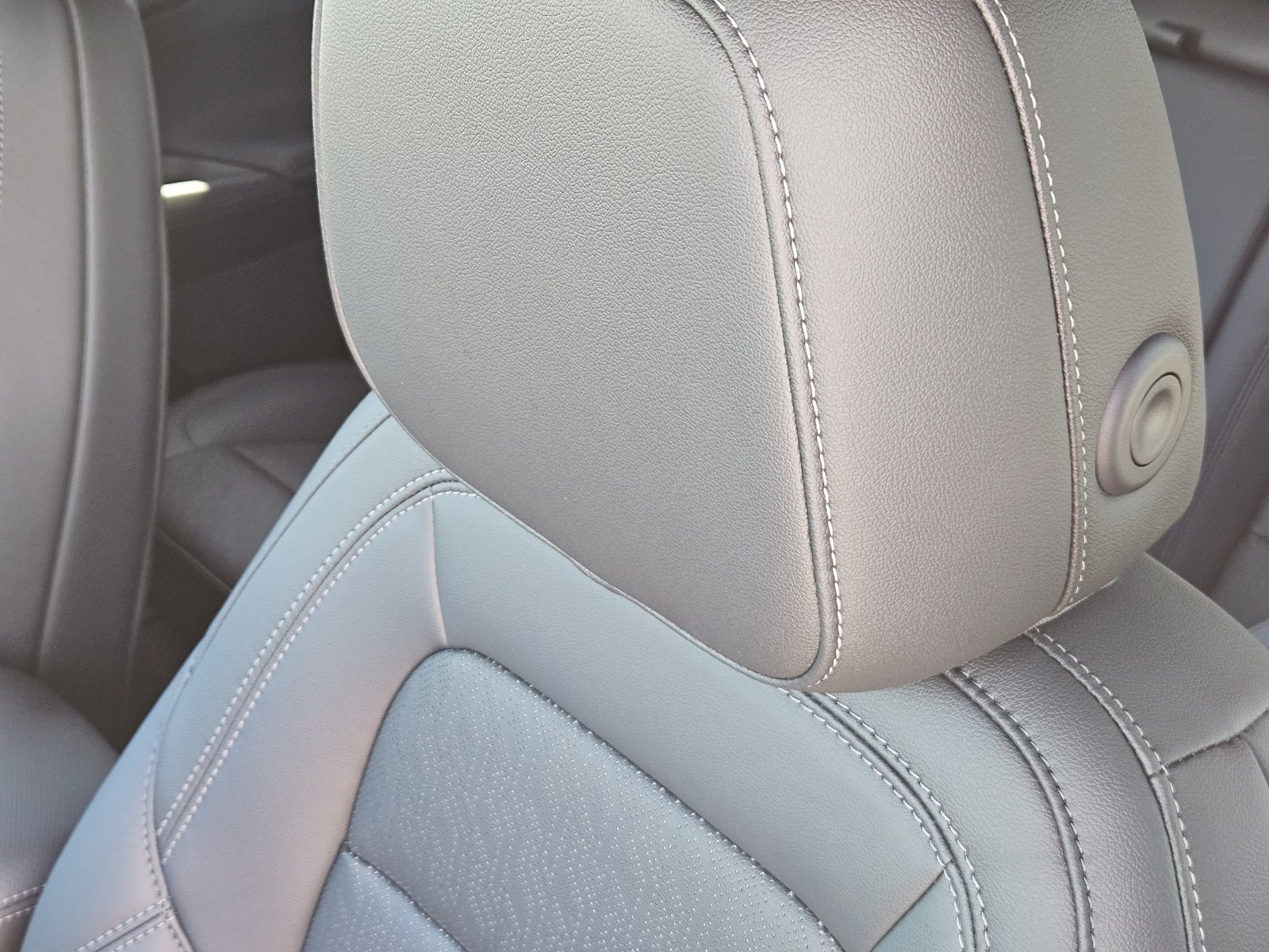 New 2027 Chevrolet Equinox LT w/ Convenience Package II FWD image 16