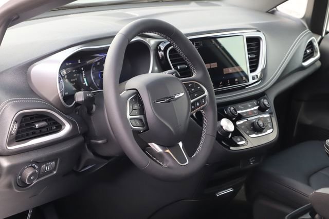Used 2026 Chrysler Pacifica Select image 13