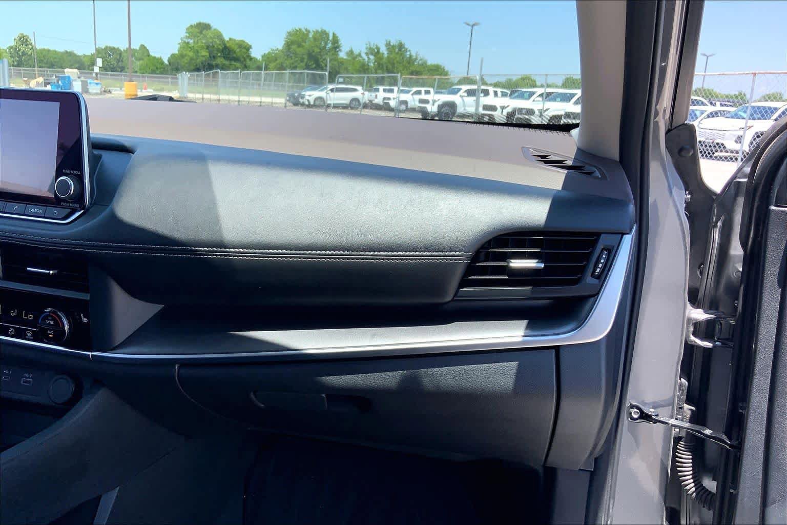 Used 2023 Nissan Rogue SV w/ SV Premium B Package FWD image 18