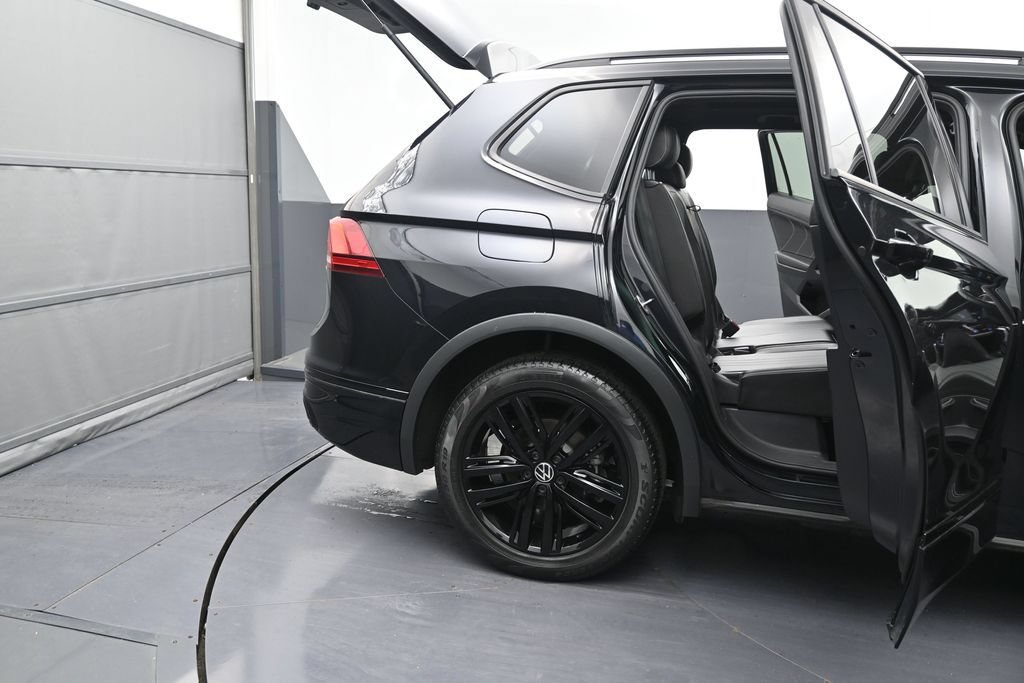 Used 2022 Volkswagen Tiguan SE R-Line FWD image 10