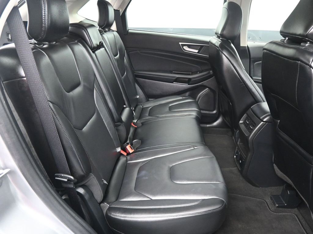 Used 2020 Ford Edge Titanium image 3
