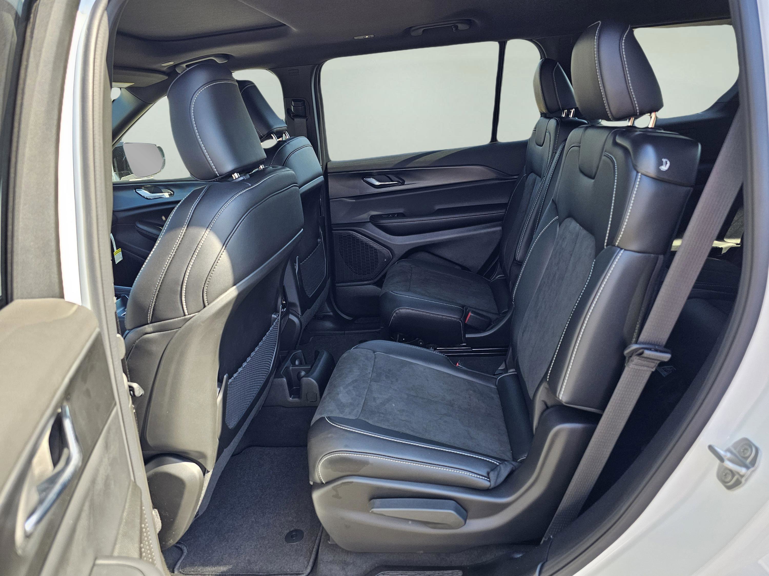 New 2025 Jeep Grand Cherokee L Altitude image 23