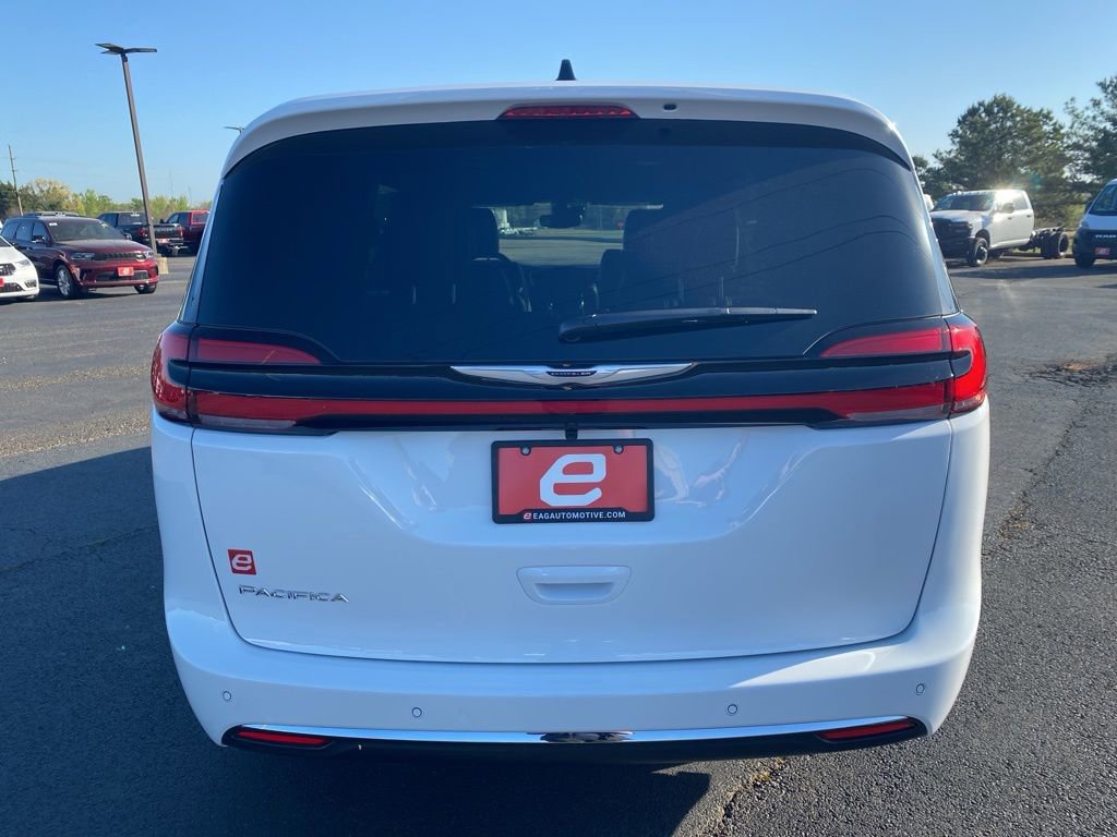 New 2026 Chrysler Pacifica Select image 6