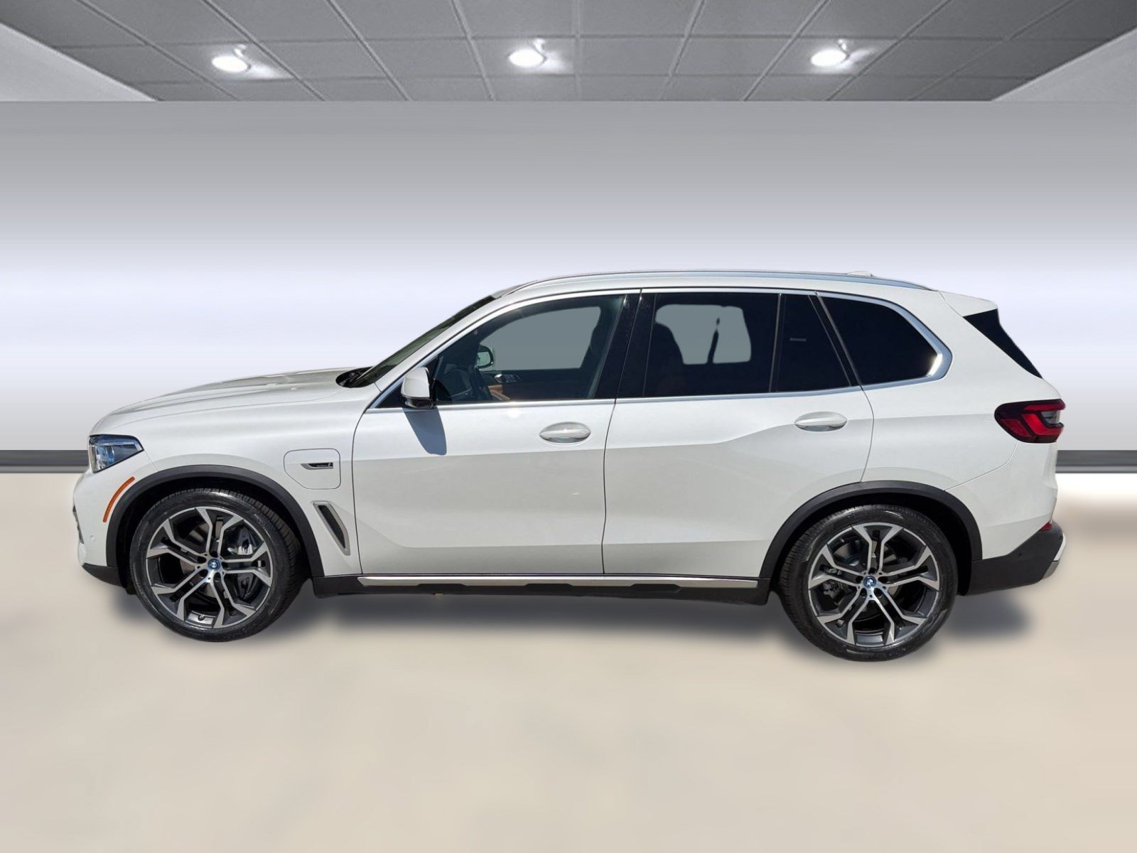Used 2023 BMW X5 xDrive45e w/ Executive Package AWD/4WD image 2