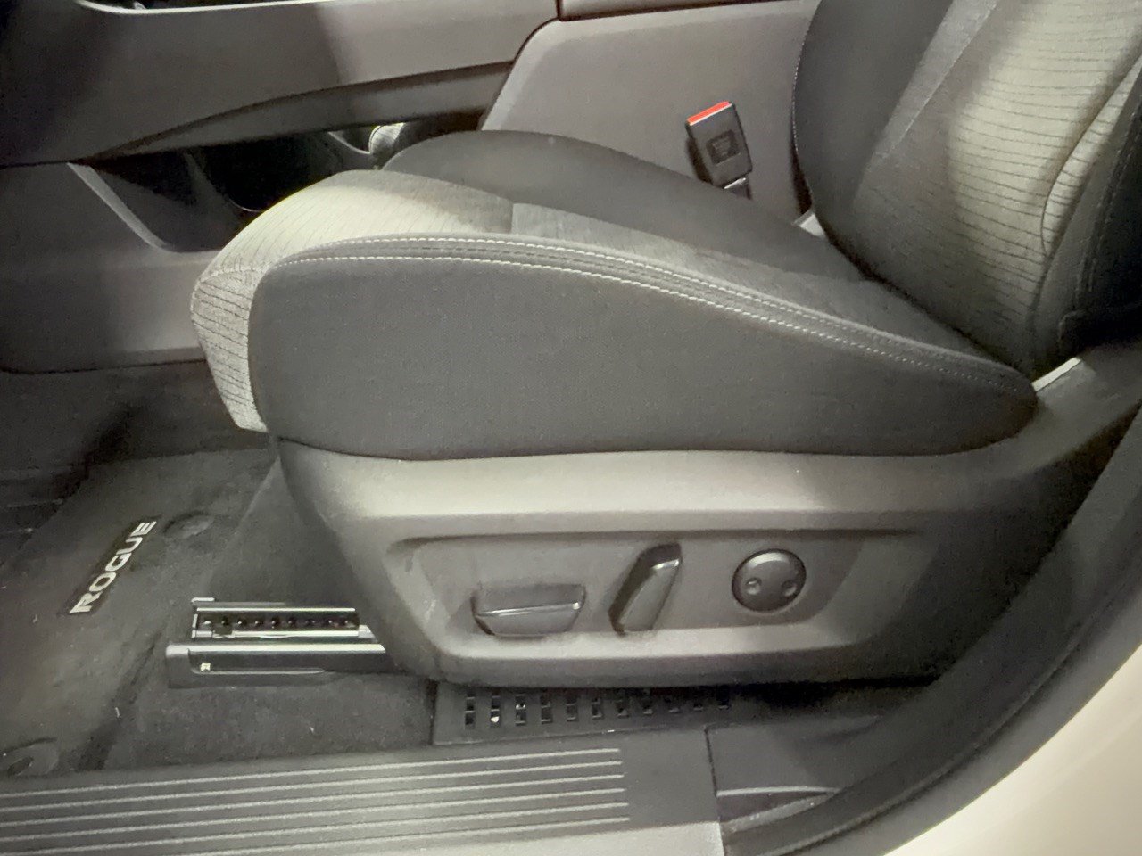 Used 2023 Nissan Rogue SV FWD image 16