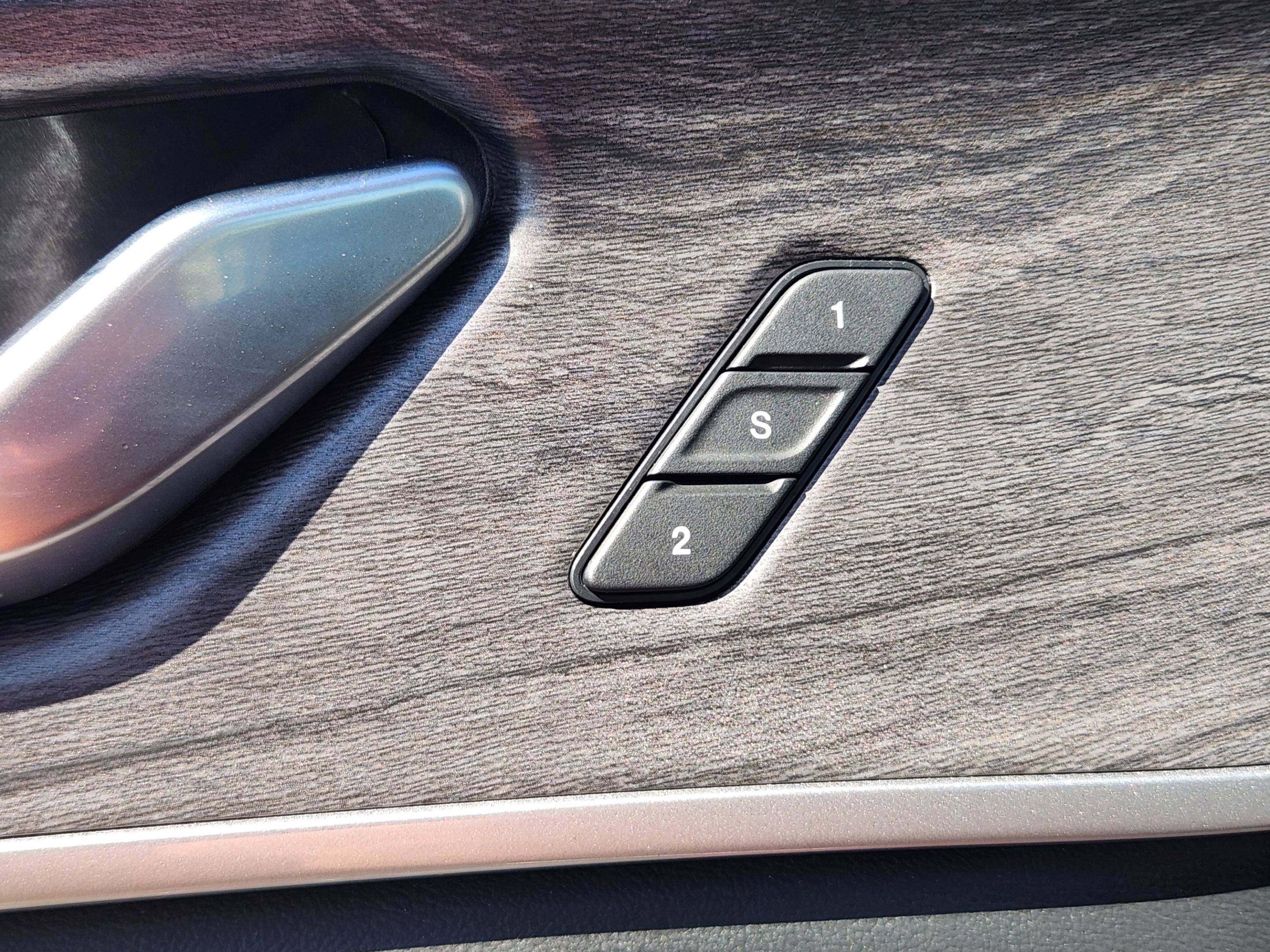 Used 2023 Jeep Grand Cherokee Limited w/ Black Appearance Package image 18