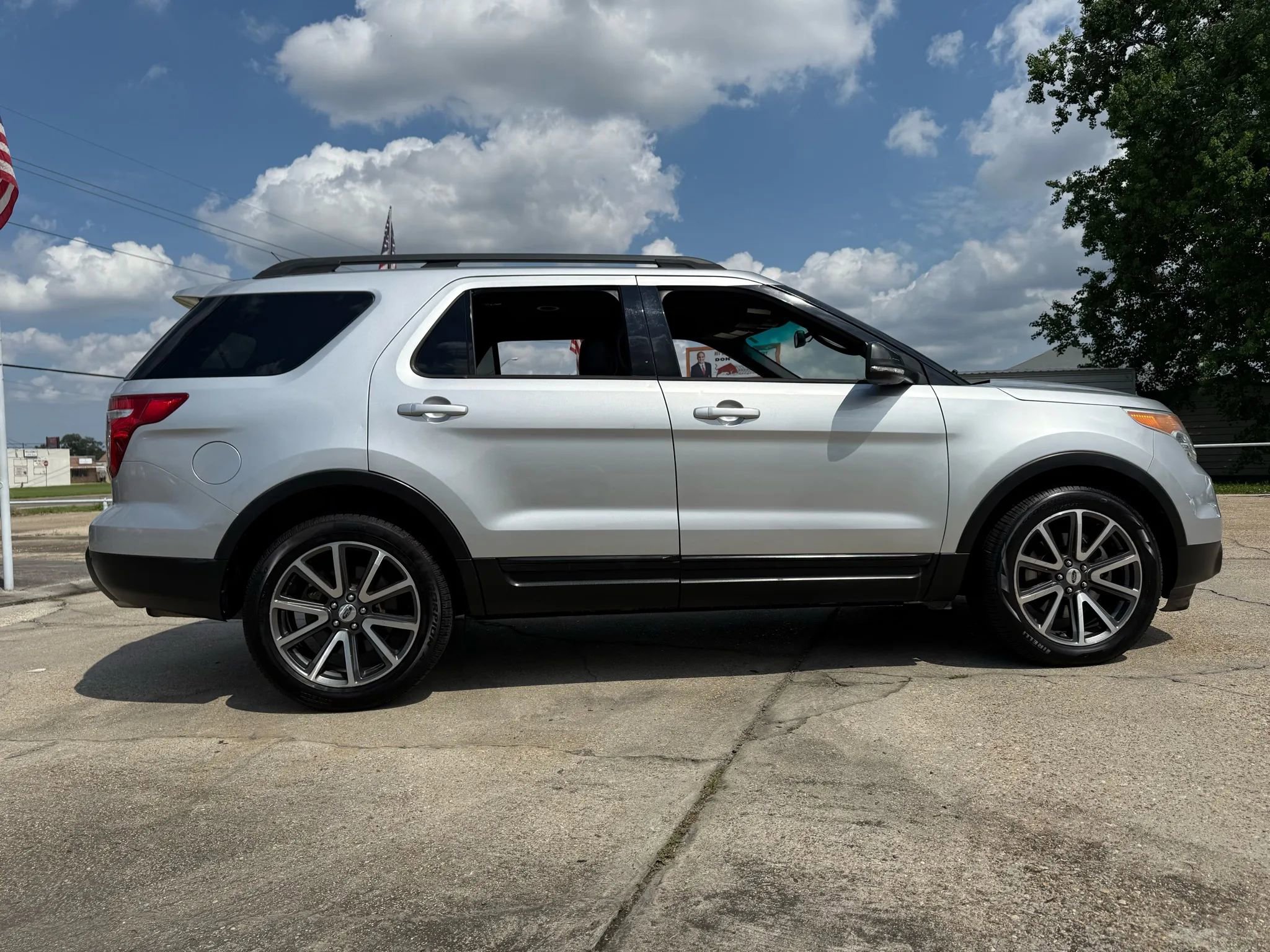 Used 2015 Ford Explorer XLT w/ Equipment Group 202A image 4
