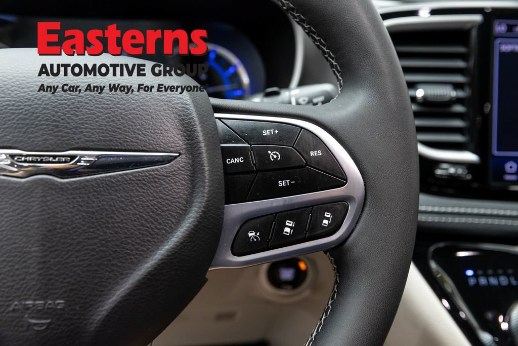 Used 2023 Chrysler Pacifica Touring-L FWD image 16