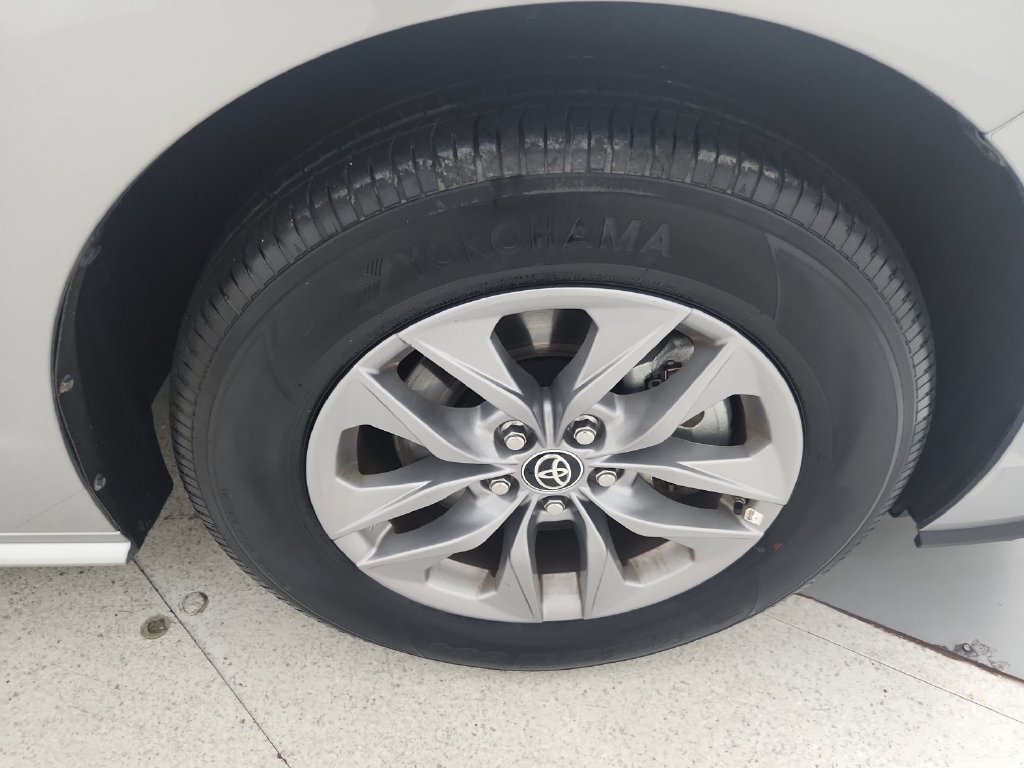 Used 2025 Toyota Sienna XLE FWD image 39
