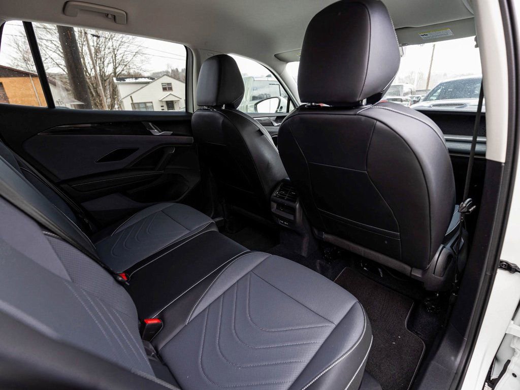 Used 2025 Volkswagen Tiguan SE image 30