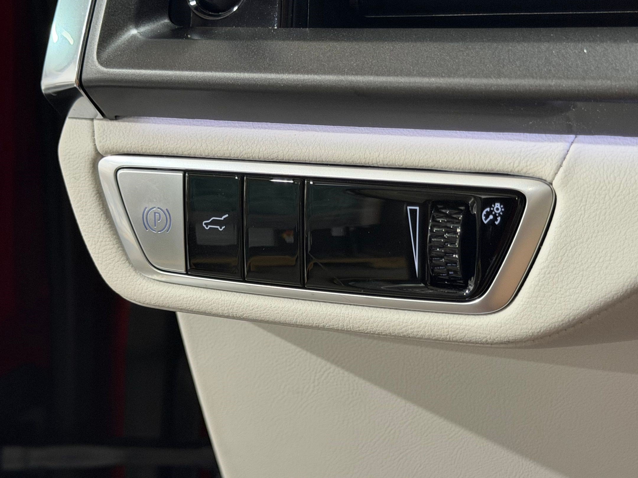 New 2026 Cadillac Vistiq Sport w/ LPO, Floor Liner Package AWD/4WD image 15