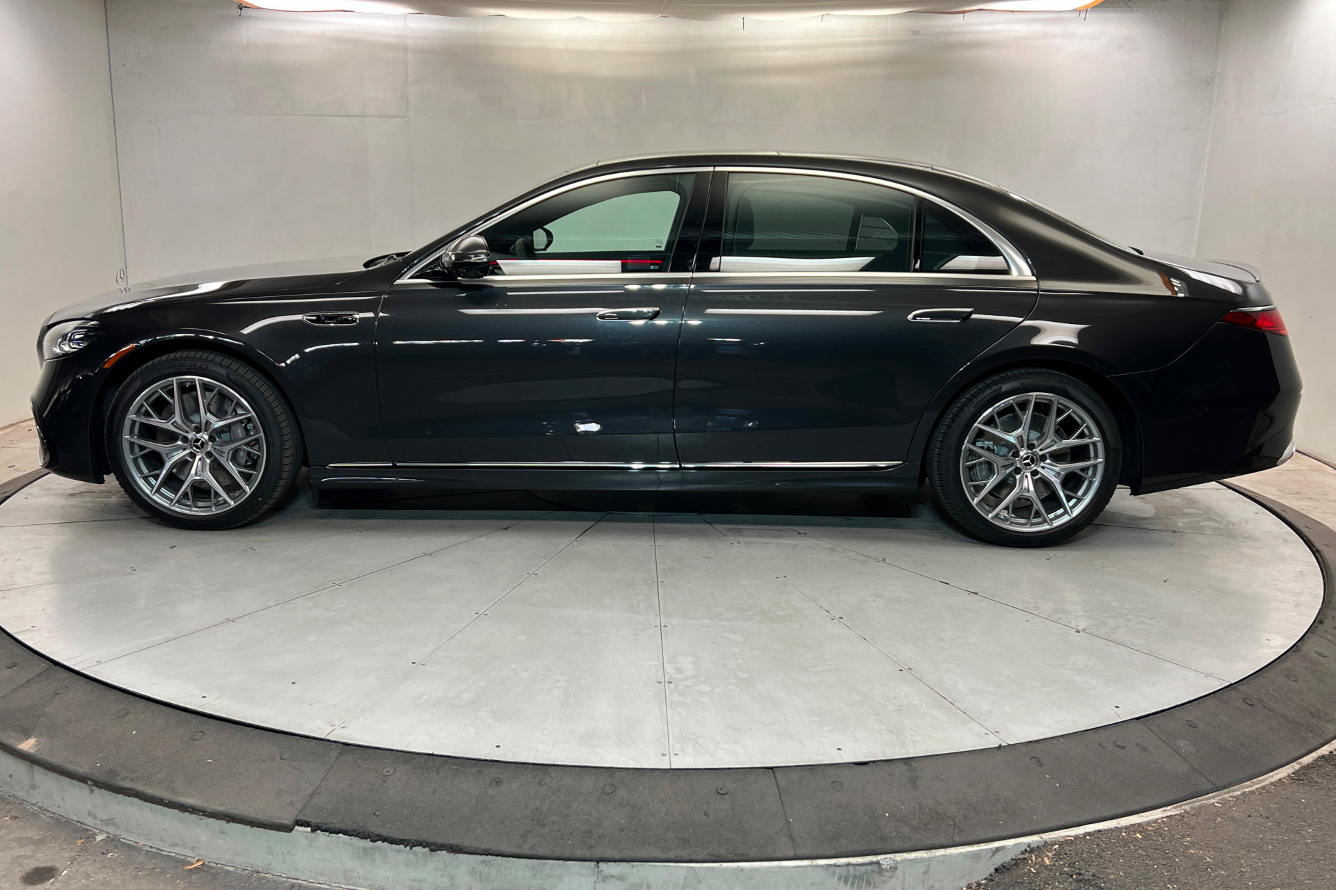 New 2027 Mercedes-Benz S 580 4MATIC Sedan image 2