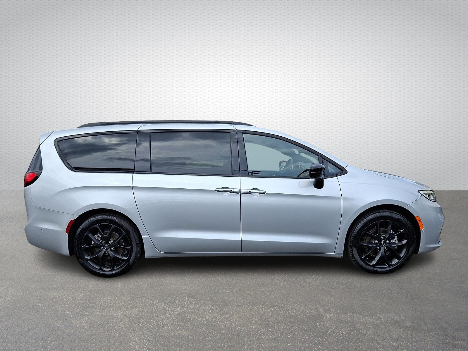 Certified 2024 Chrysler Pacifica Limited w/ S Appearance Package image 7