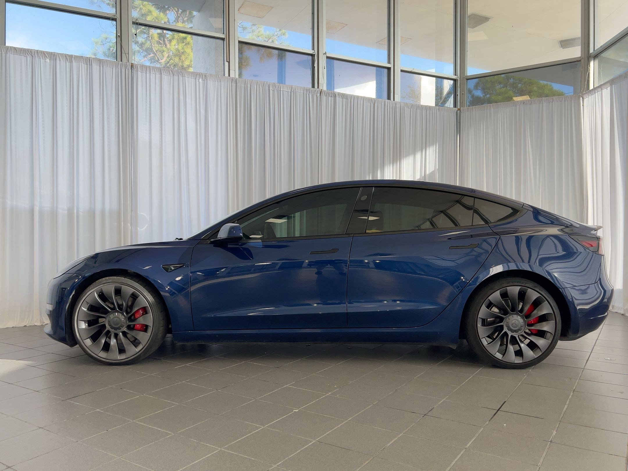 Used 2022 Tesla Model 3 Performance image 2