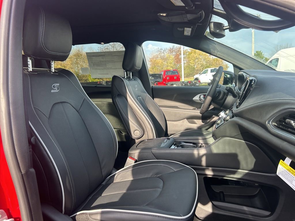 New 2026 Chrysler Pacifica Limited w/ S Appearance Package image 9