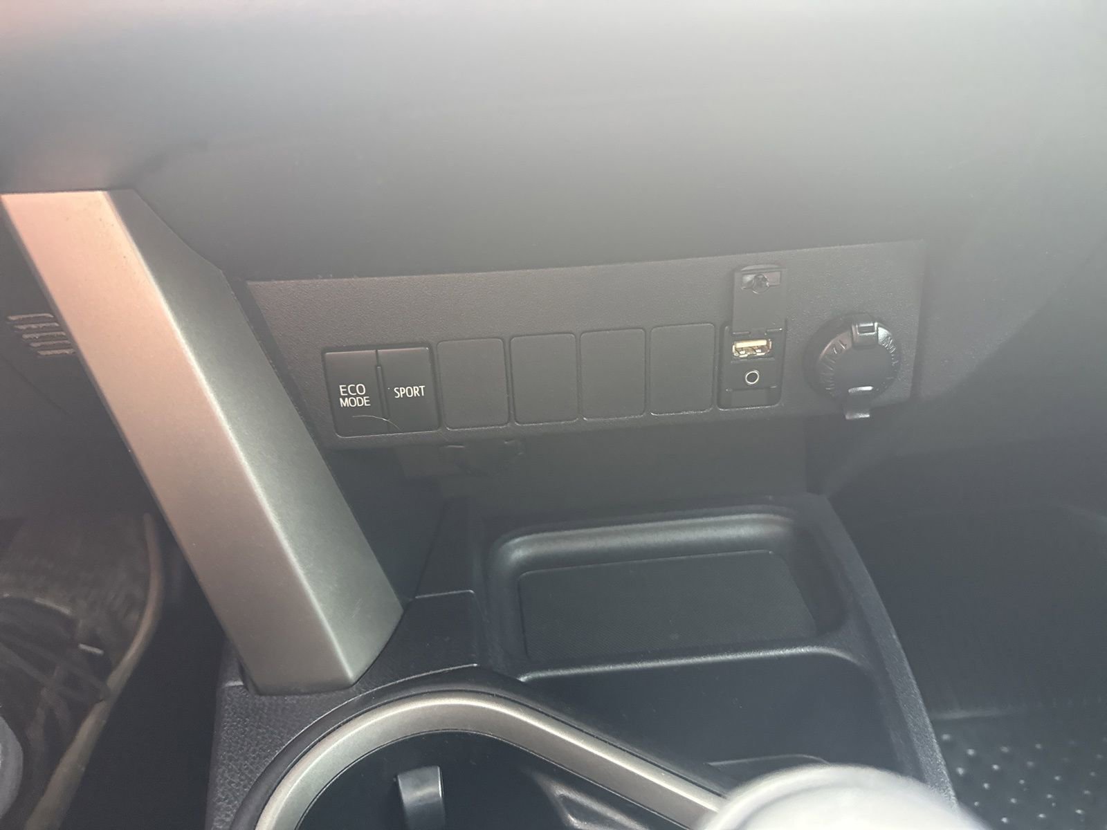 Used 2018 Toyota RAV4 XLE FWD image 19