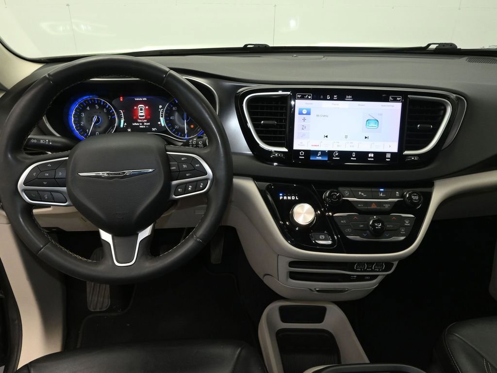 Used 2022 Chrysler Pacifica Touring-L image 17