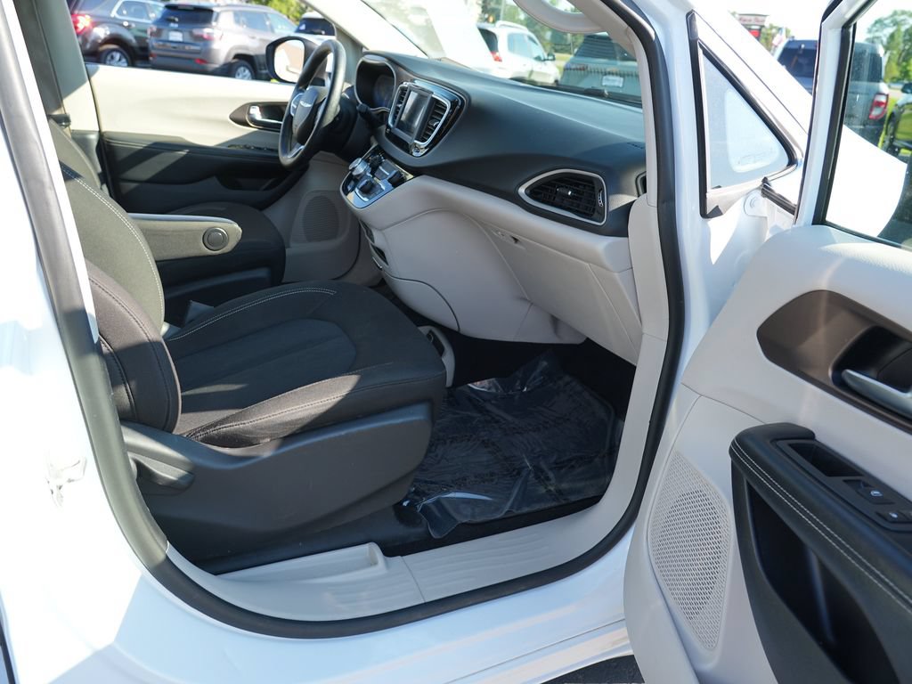 Used 2021 Chrysler Voyager L FWD image 26