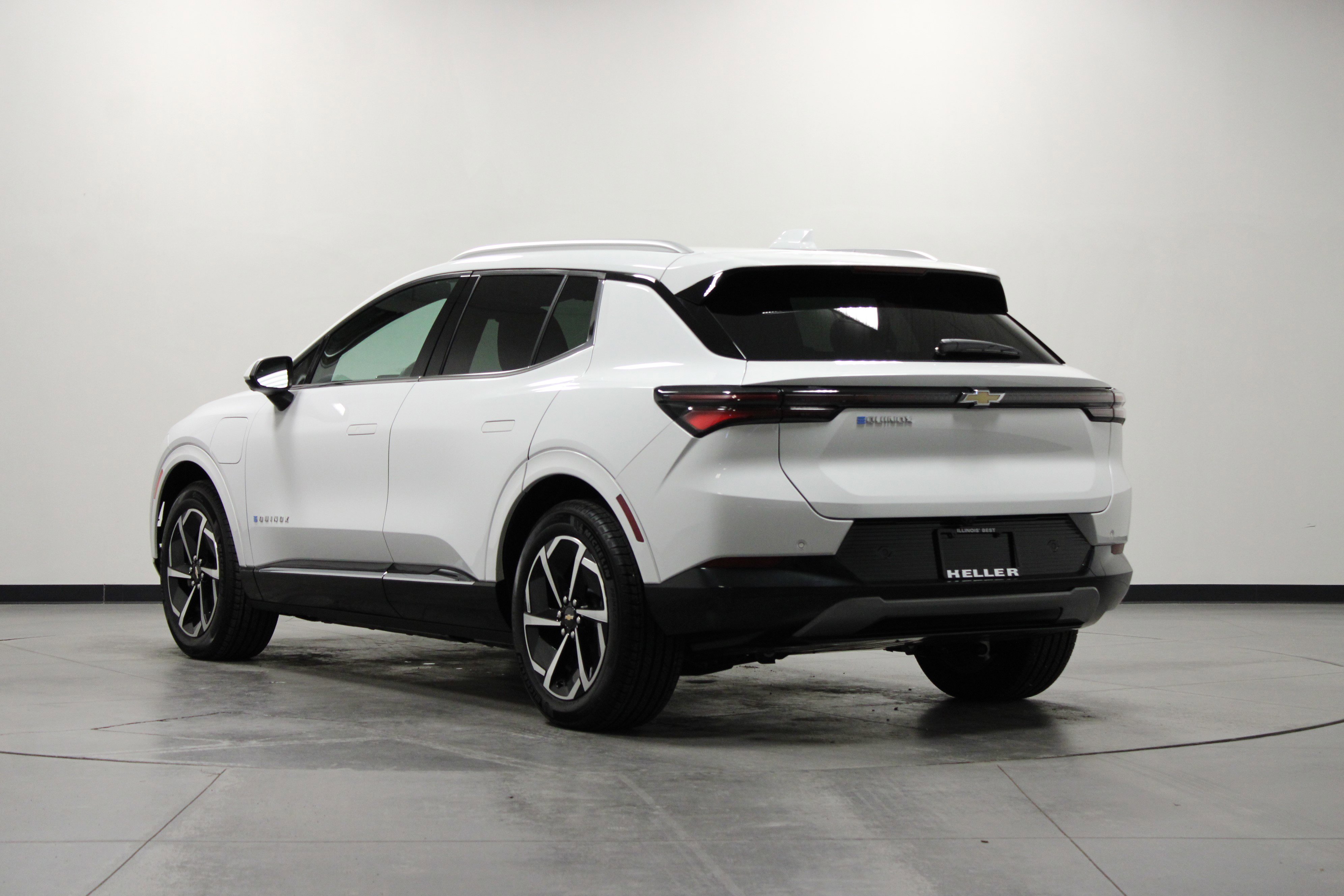 Used 2025 Chevrolet Equinox EV LT w/ Convenience Package image 6