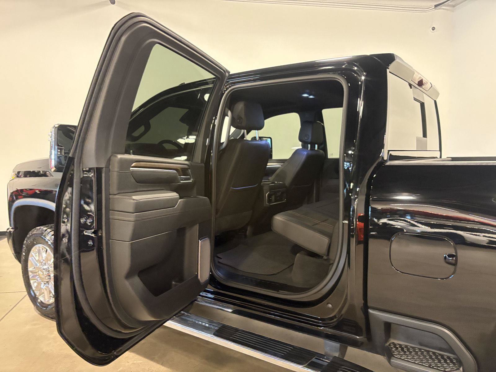 Used 2025 Chevrolet Silverado 2500 High Country w/ High Country Premium Package AWD/4WD image 33
