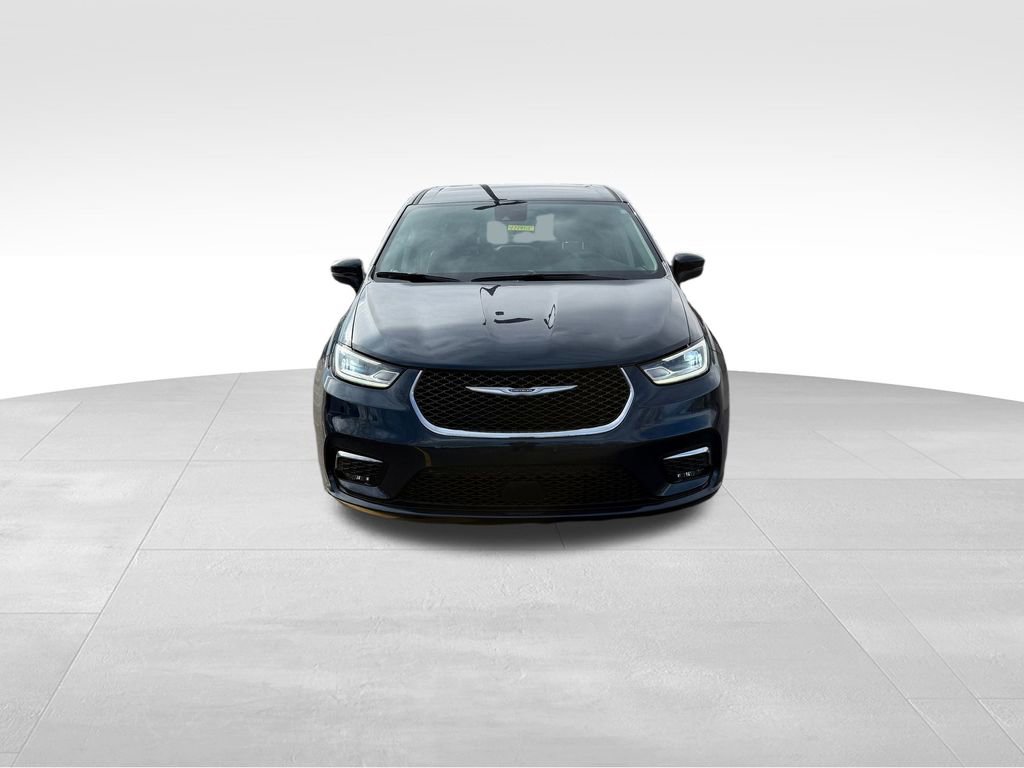 Used 2023 Chrysler Pacifica Touring-L image 2