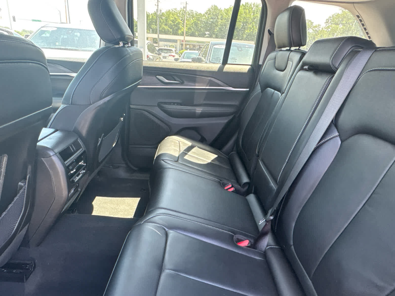 Used 2023 Jeep Grand Cherokee Limited w/ Black Appearance Package AWD/4WD image 10