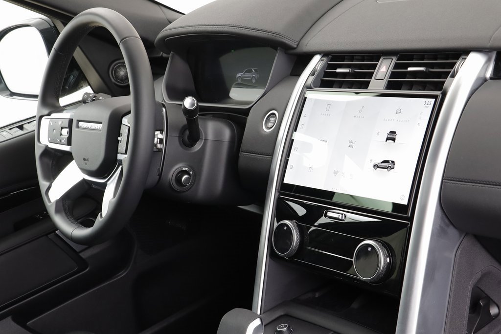 Certified 2025 Land Rover Discovery S image 23