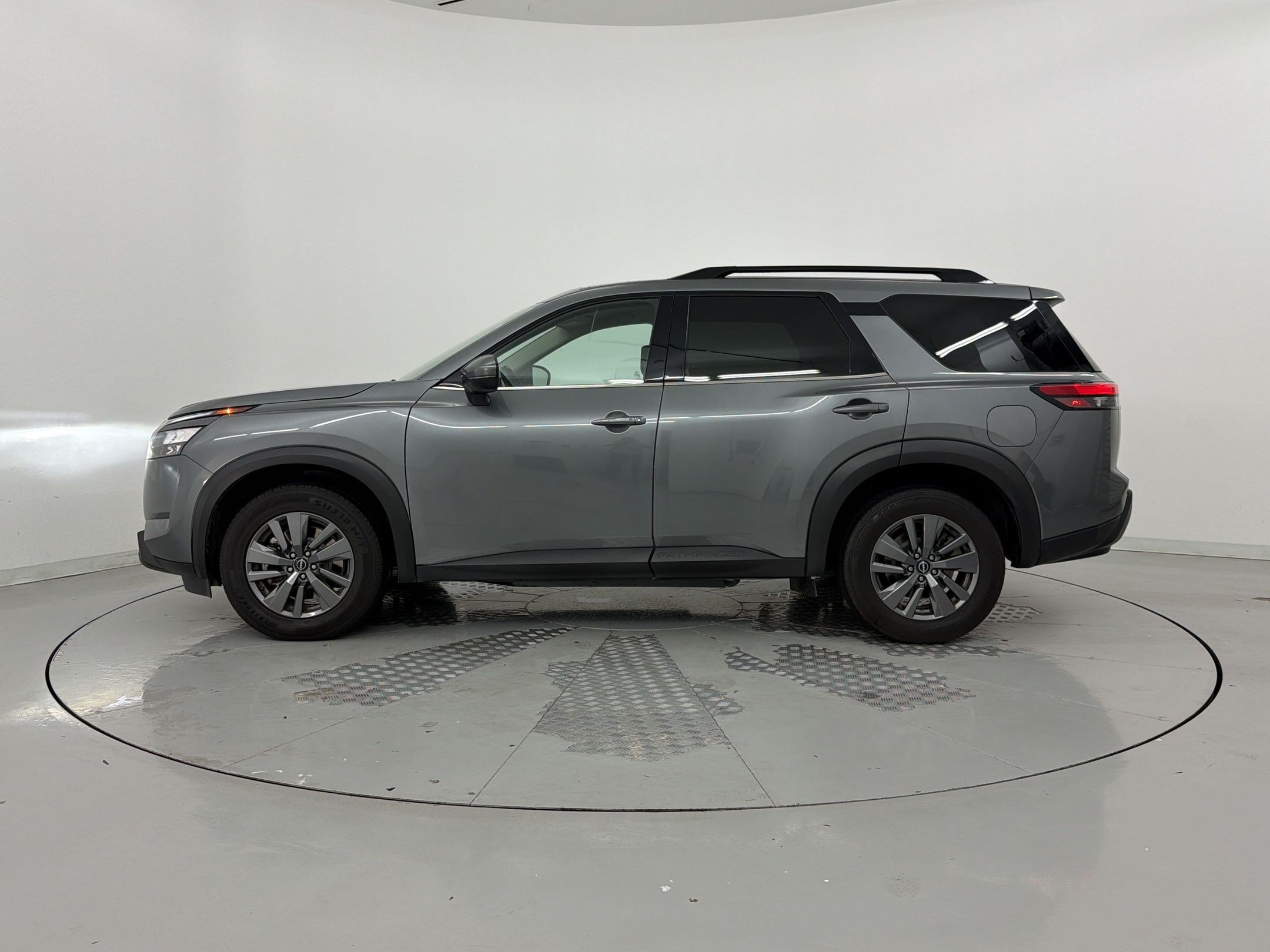 Used 2024 Nissan Pathfinder SV FWD image 2