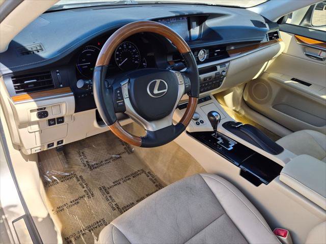 Used 2013 Lexus ES 300h w/ Luxury Pkg FWD image 12