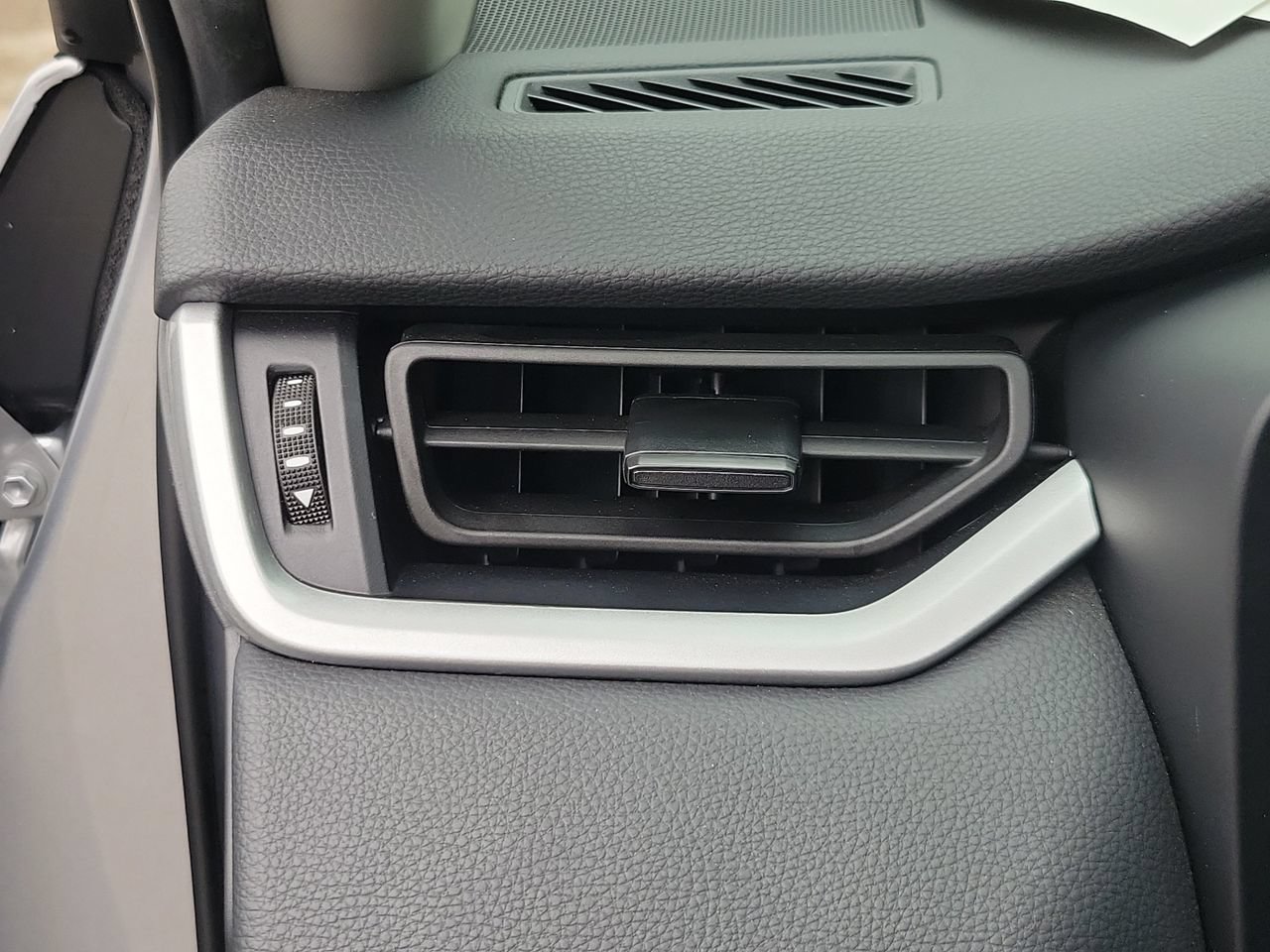 Used 2024 Toyota RAV4 XLE w/ Convenience Package FWD image 32