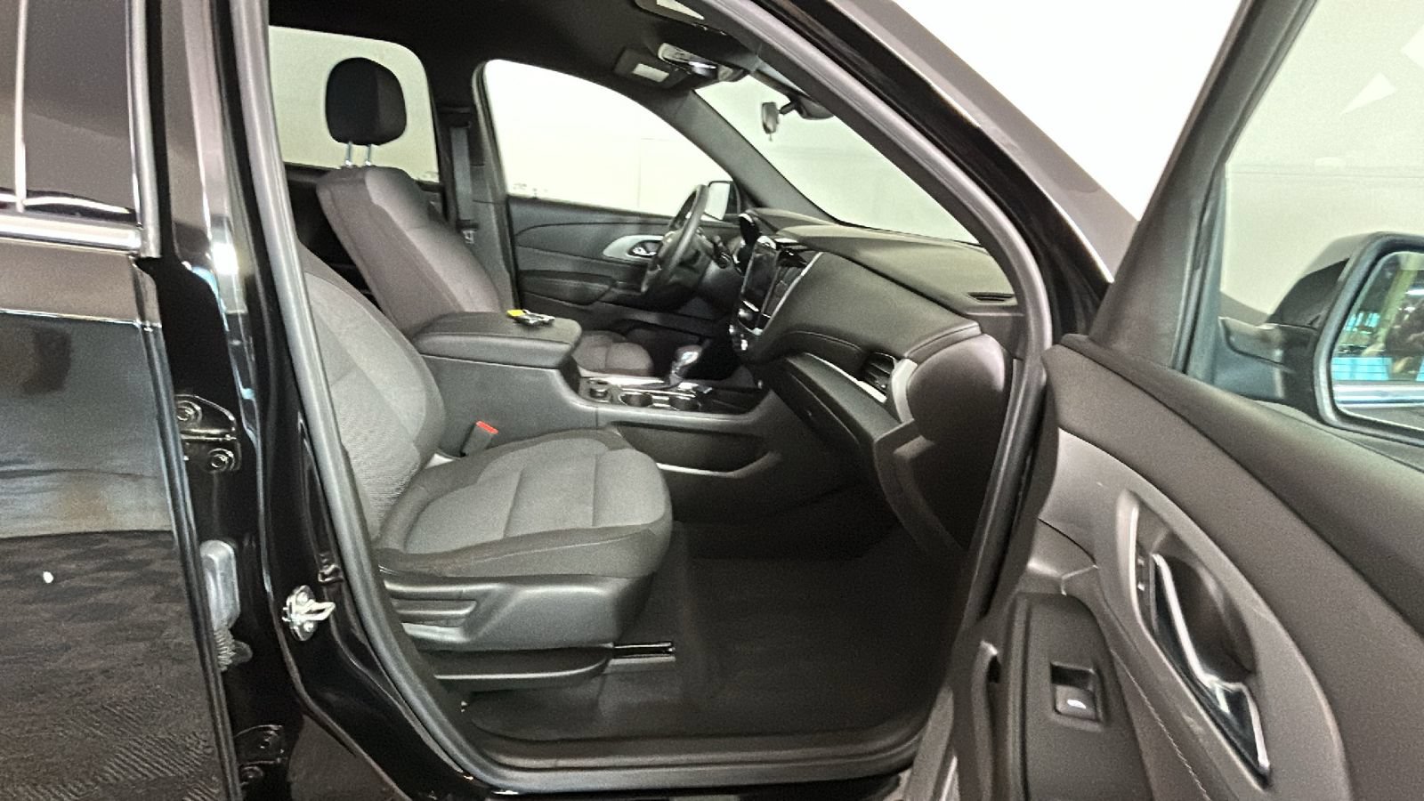 Used 2023 Chevrolet Traverse LT FWD image 34