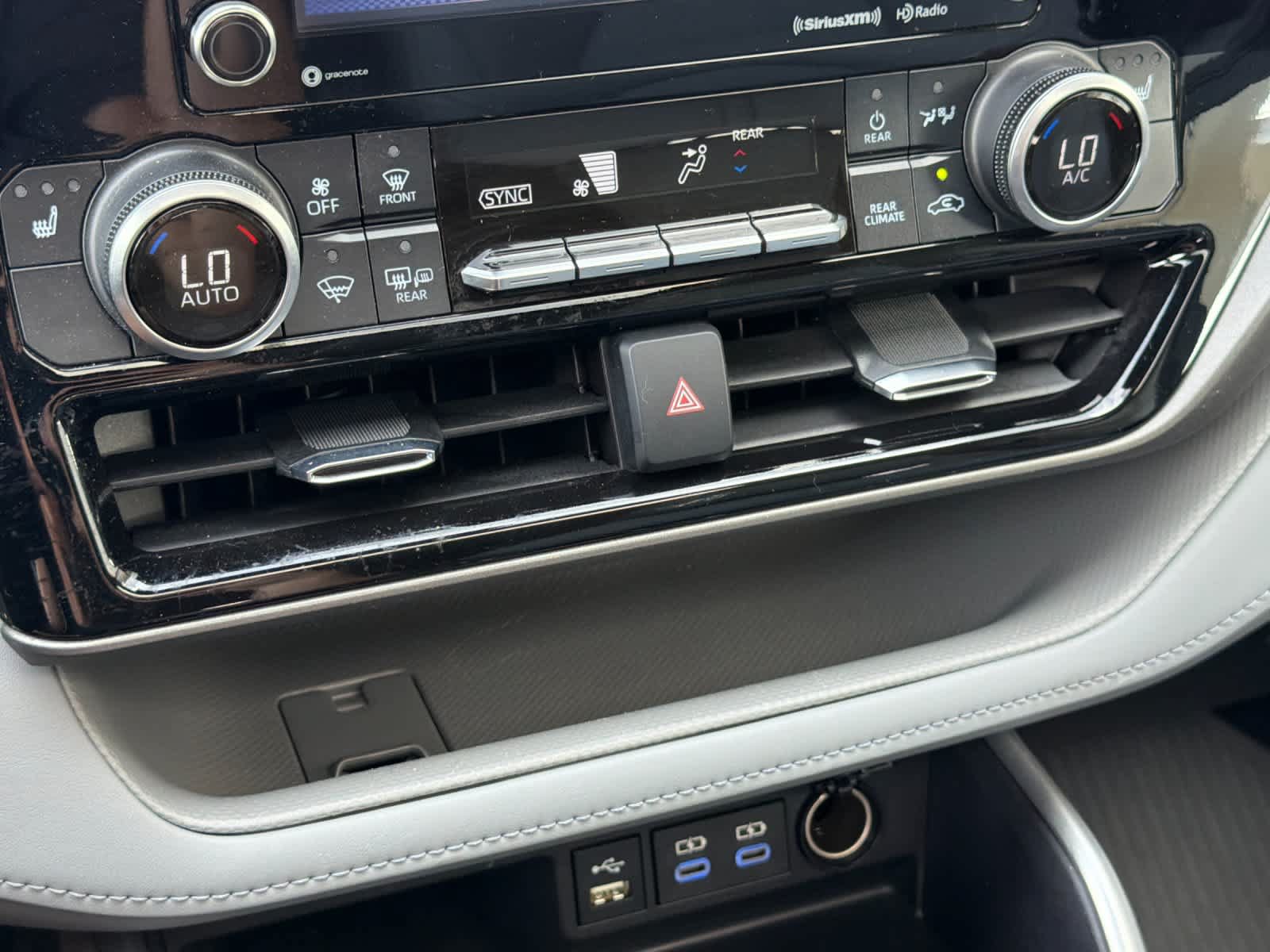 Used 2022 Toyota Highlander XLE FWD image 22