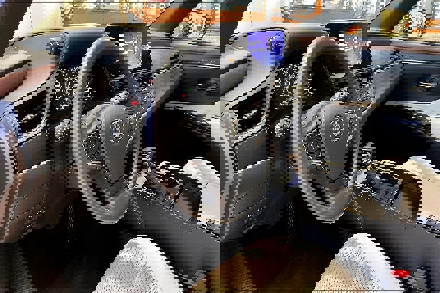 Used 2025 Lexus ES 300h w/ Premium Package image 16