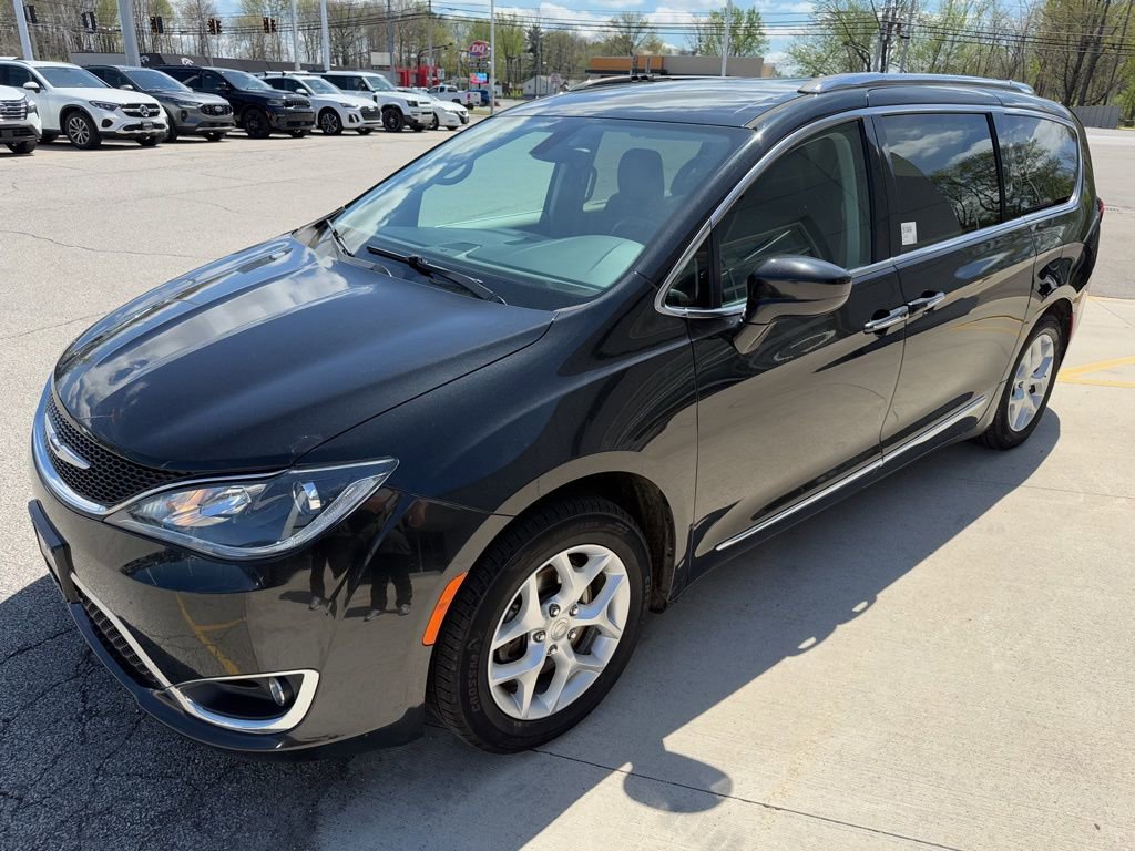 Used 2017 Chrysler Pacifica Touring-L Plus w/ Tire & Wheel Group image 9