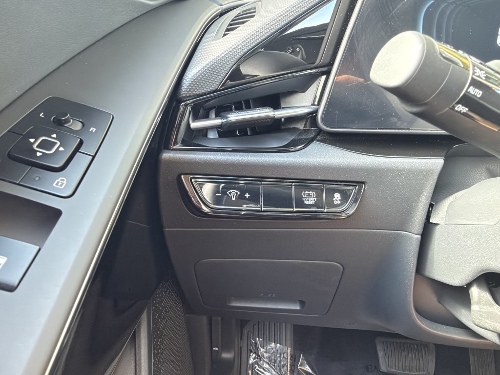 Used 2024 Kia Niro EX FWD image 27