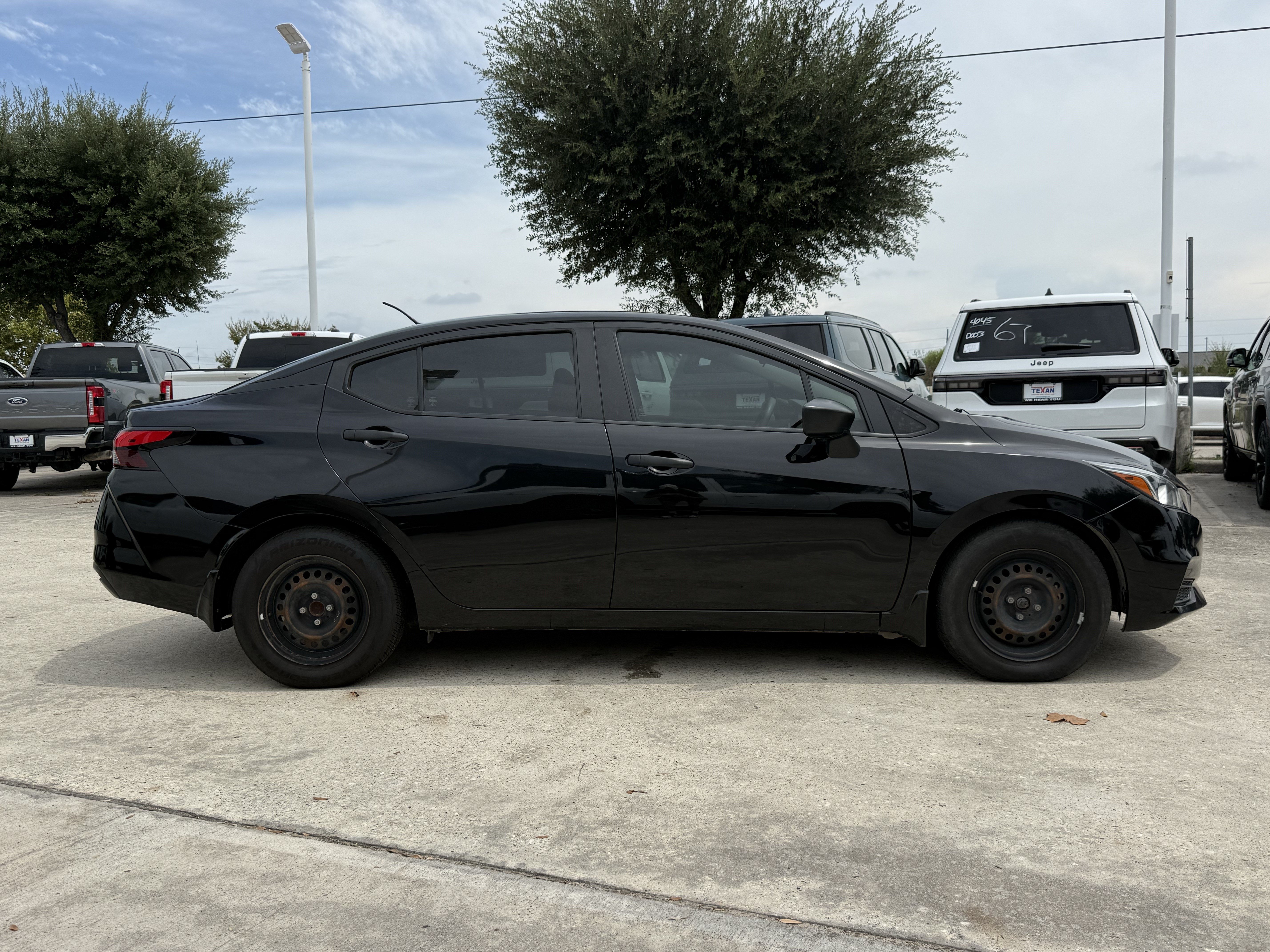 Used 2020 Nissan Versa S FWD image 3